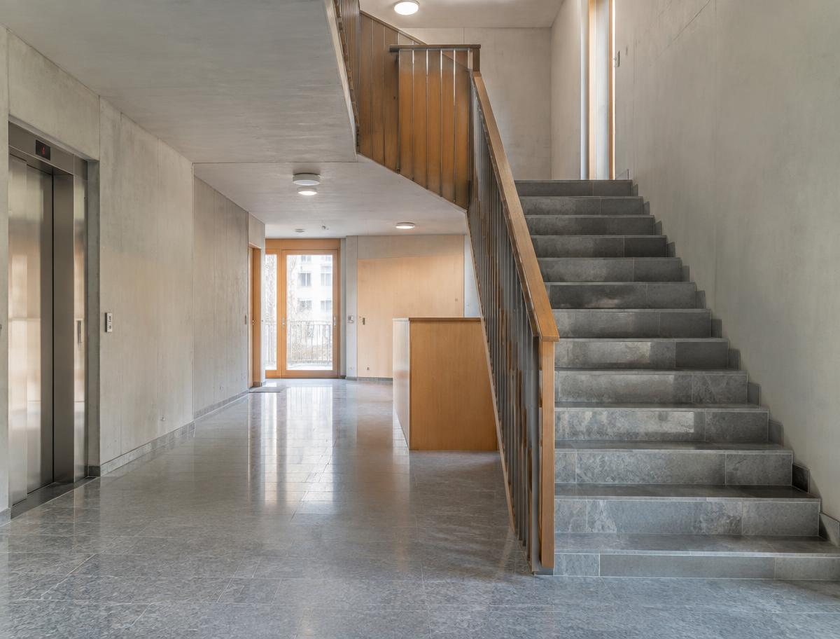 Sauberes Treppenhaus mit poliertem Steinboden
